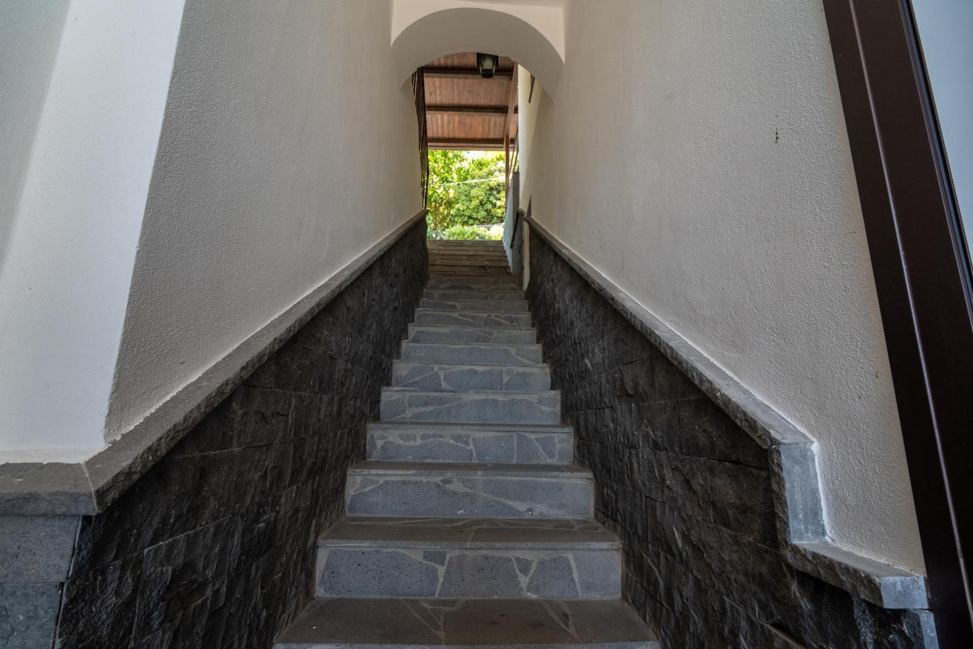 Отель Casa Scala Ачиреале Экстерьер фото